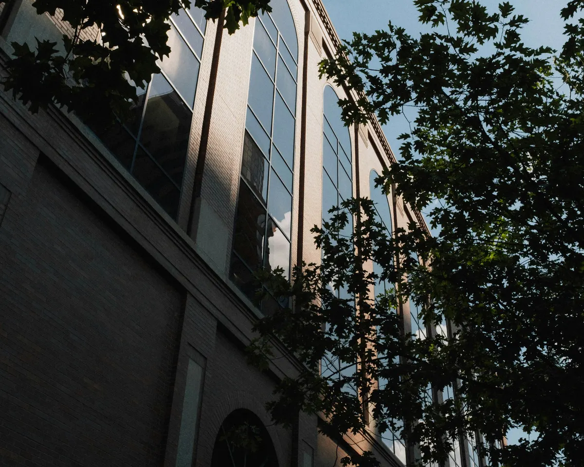 Bürogebäude mit Glasfassade